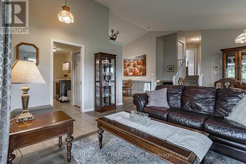 77 Woodvale Drive, Thames Centre (Dorchester), ON - Indoor Photo Showing Living Room