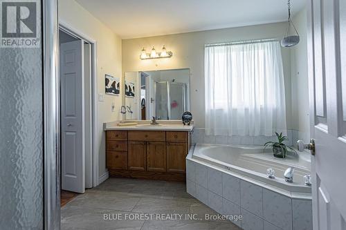 77 Woodvale Drive, Thames Centre (Dorchester), ON - Indoor Photo Showing Bathroom