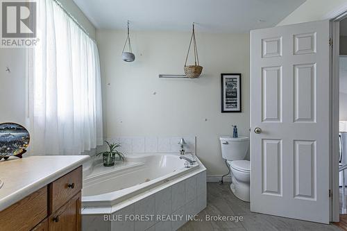 4 pce bath - 77 Woodvale Drive, Thames Centre (Dorchester), ON - Indoor Photo Showing Bathroom