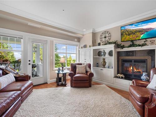 102-292 Crescent Rd East, Qualicum Beach, BC - Indoor Photo Showing Living Room With Fireplace