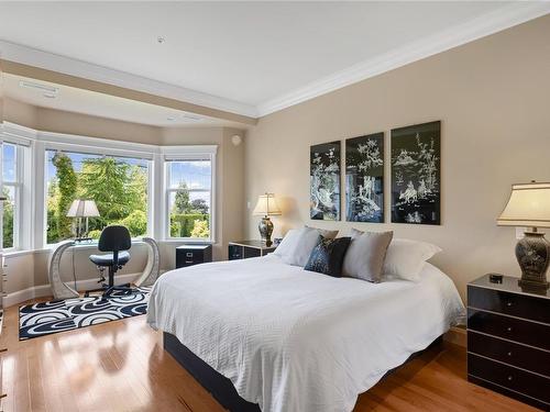 102-292 Crescent Rd East, Qualicum Beach, BC - Indoor Photo Showing Bedroom