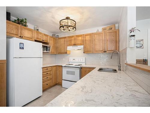 313-1320 Henry Rd, Courtenay, BC - Indoor Photo Showing Kitchen With Double Sink