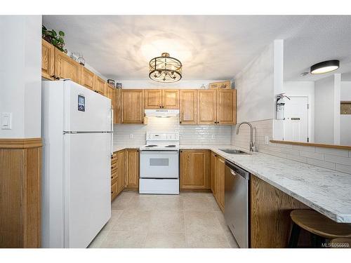 313-1320 Henry Rd, Courtenay, BC - Indoor Photo Showing Kitchen