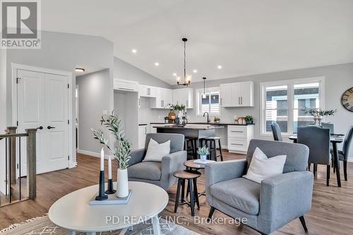 8 Elm Street E, Kawartha Lakes, ON - Indoor Photo Showing Living Room