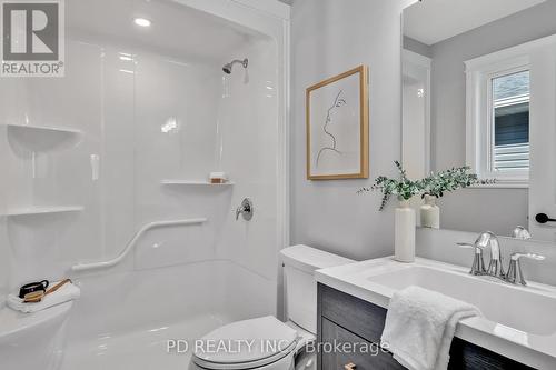 8 Elm Street E, Kawartha Lakes, ON - Indoor Photo Showing Bathroom