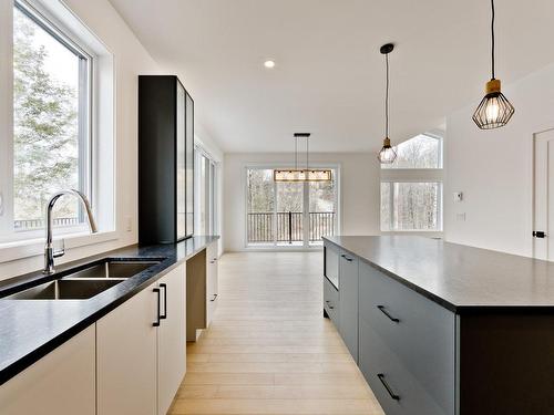 Cuisine - 140 Imp. Jean-Guertin, Bolton-Est, QC - Indoor Photo Showing Kitchen With Double Sink With Upgraded Kitchen