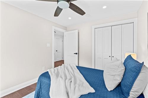 2139 Parkway Drive, Burlington, ON - Indoor Photo Showing Bedroom