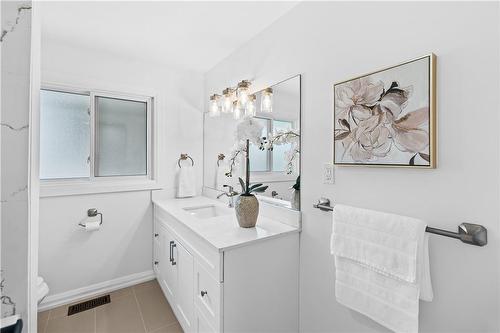 2139 Parkway Drive, Burlington, ON - Indoor Photo Showing Bathroom