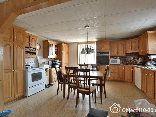 Logement - 168  - 172 Boul. Ste-Anne, Sainte-Anne-Des-Plaines, QC - Indoor Photo Showing Kitchen With Double Sink