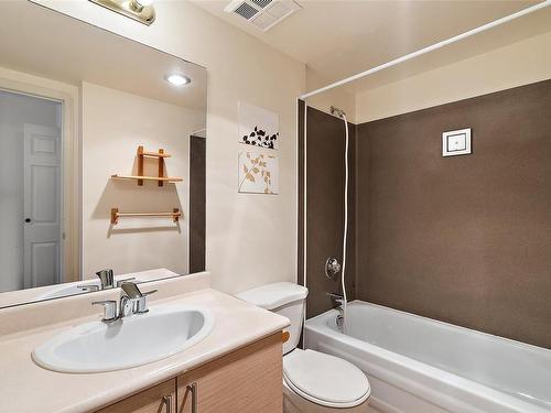 201-832 Fisgard St, Victoria, BC - Indoor Photo Showing Bathroom