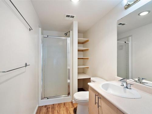 201-832 Fisgard St, Victoria, BC - Indoor Photo Showing Bathroom