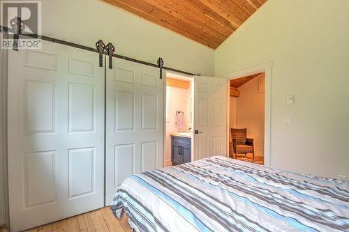 5860 Trans Canada Hwy 1, Malakwa, BC - Indoor Photo Showing Bedroom