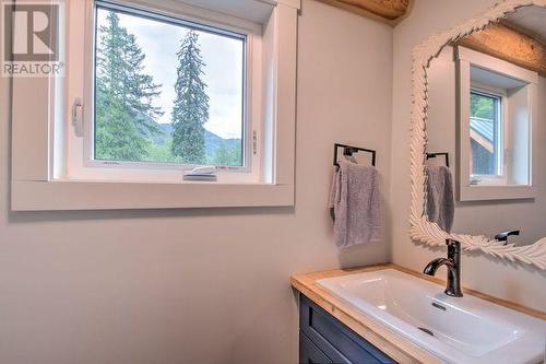 5860 Trans Canada Hwy 1, Malakwa, BC - Indoor Photo Showing Bathroom