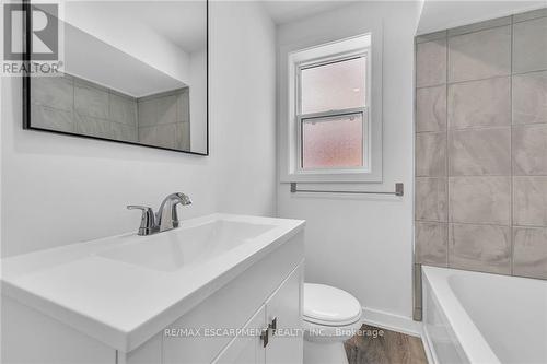 21 Weir Street S, Hamilton, ON - Indoor Photo Showing Bathroom