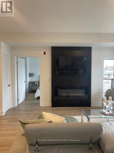 204 - 19B West Street N, Kawartha Lakes, ON - Indoor Photo Showing Living Room