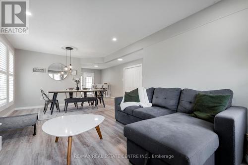 1 Trillium Way, Brantford, ON - Indoor Photo Showing Living Room