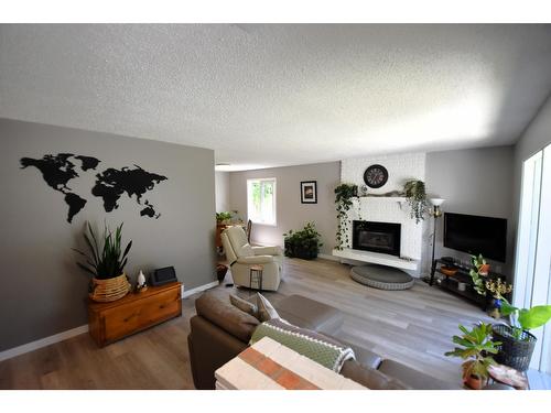 9 Anderson Crescent, Cranbrook, BC - Indoor Photo Showing Living Room With Fireplace