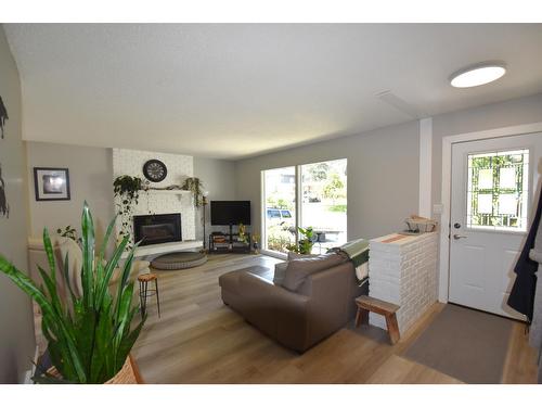 9 Anderson Crescent, Cranbrook, BC - Indoor Photo Showing Kitchen With Double Sink