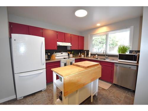 9 Anderson Crescent, Cranbrook, BC - Indoor Photo Showing Kitchen