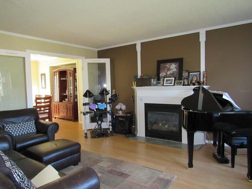 3404 Windsor Place, Castlegar, BC - Indoor Photo Showing Living Room With Fireplace