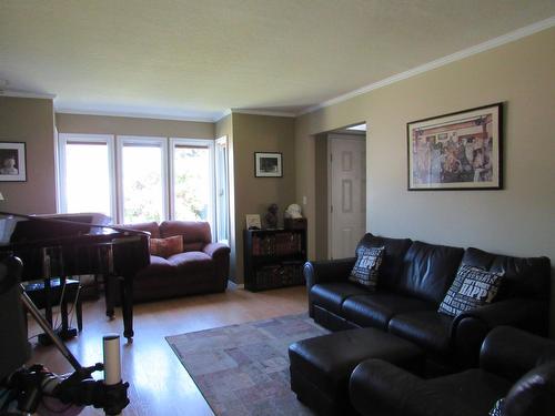 3404 Windsor Place, Castlegar, BC - Indoor Photo Showing Living Room