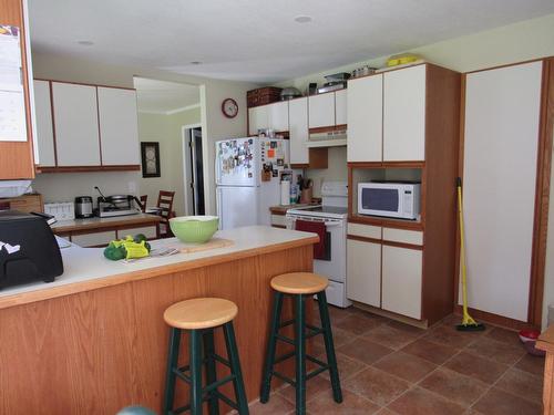 3404 Windsor Place, Castlegar, BC - Indoor Photo Showing Kitchen