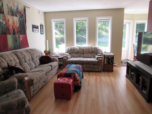 3404 Windsor Place, Castlegar, BC - Indoor Photo Showing Living Room