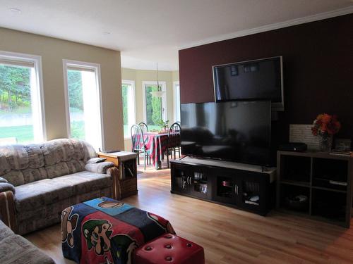 3404 Windsor Place, Castlegar, BC - Indoor Photo Showing Living Room