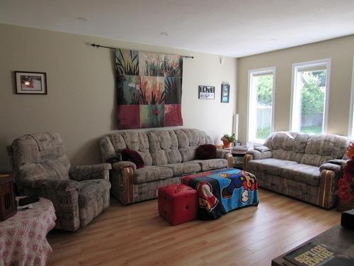 3404 Windsor Place, Castlegar, BC - Indoor Photo Showing Living Room