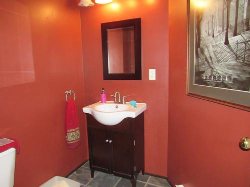 3404 Windsor Place, Castlegar, BC - Indoor Photo Showing Bathroom