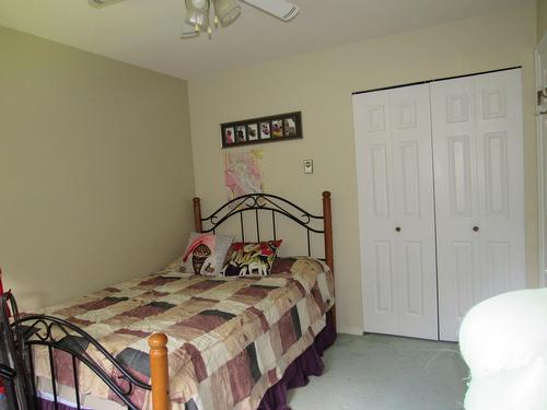 3404 Windsor Place, Castlegar, BC - Indoor Photo Showing Bedroom