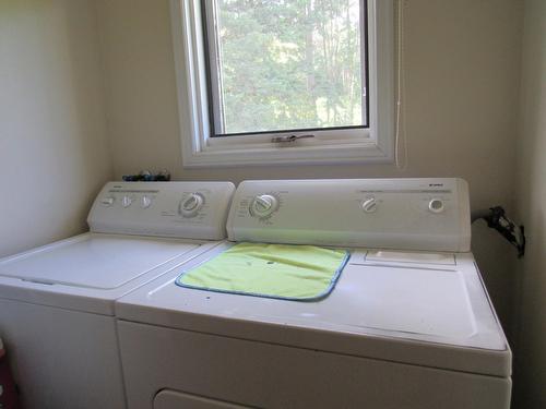 3404 Windsor Place, Castlegar, BC - Indoor Photo Showing Laundry Room