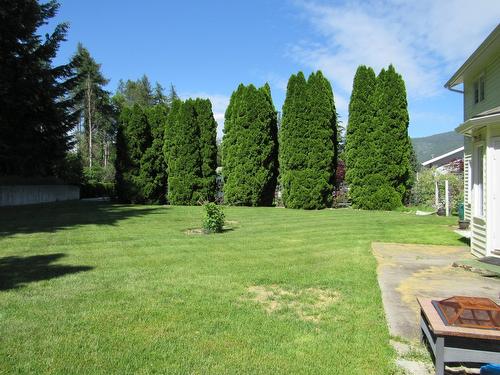 3404 Windsor Place, Castlegar, BC - Outdoor