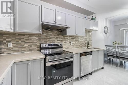 307 Teetzel Drive, Milton, ON - Indoor Photo Showing Kitchen With Double Sink With Upgraded Kitchen