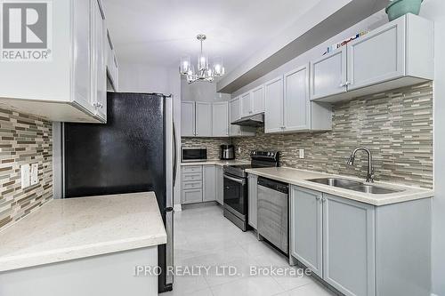 307 Teetzel Drive, Milton, ON - Indoor Photo Showing Kitchen With Double Sink