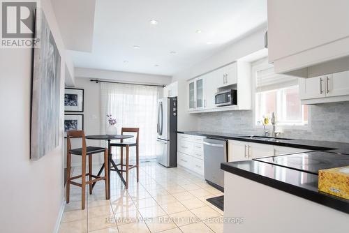 6095 Rowers Crescent, Mississauga, ON - Indoor Photo Showing Kitchen With Upgraded Kitchen