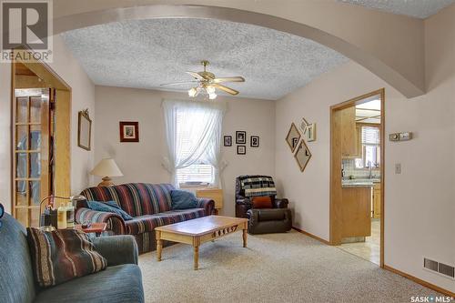 904 Qu'Appelle Avenue, Cupar, SK - Indoor Photo Showing Living Room