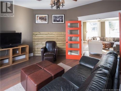 861 5Th Avenue, Fernie, BC - Indoor Photo Showing Living Room