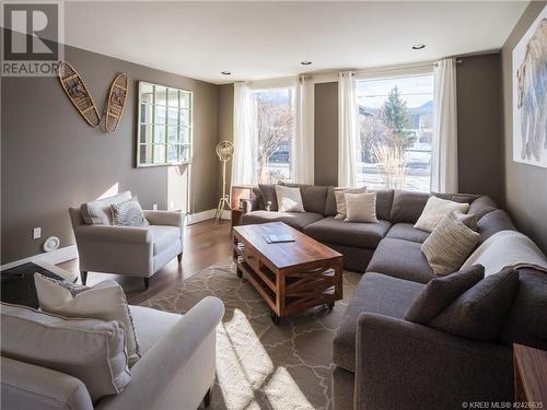 861 5Th Avenue, Fernie, BC - Indoor Photo Showing Living Room