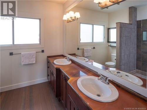 861 5Th Avenue, Fernie, BC - Indoor Photo Showing Bathroom