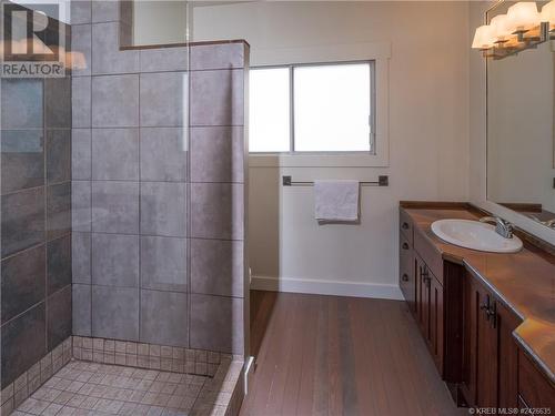 861 5Th Avenue, Fernie, BC - Indoor Photo Showing Bathroom