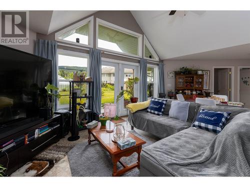 4826 Lazelle Avenue, Terrace, BC - Indoor Photo Showing Living Room