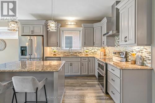 15 Berwick Trail, Welland, ON - Indoor Photo Showing Kitchen With Stainless Steel Kitchen With Upgraded Kitchen