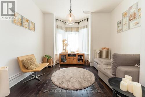 35 Elizabeth Street N, Brampton (Downtown Brampton), ON - Indoor Photo Showing Living Room