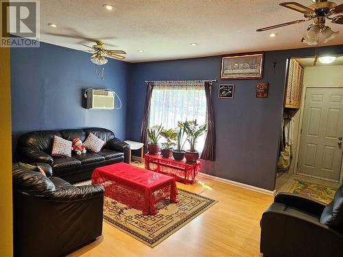 504 7Th Avenue, Keremeos, BC - Indoor Photo Showing Living Room