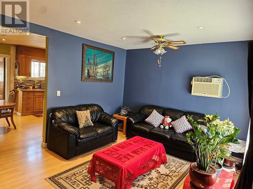 504 7Th Avenue, Keremeos, BC - Indoor Photo Showing Living Room