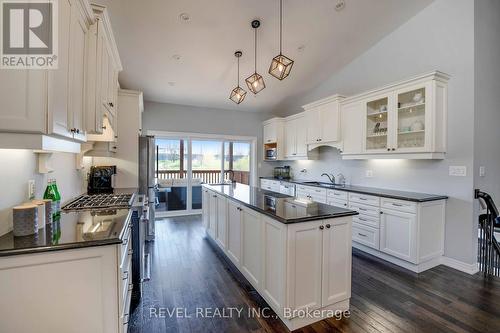 9428 Hendershot Boulevard, Niagara Falls, ON - Indoor Photo Showing Kitchen With Upgraded Kitchen