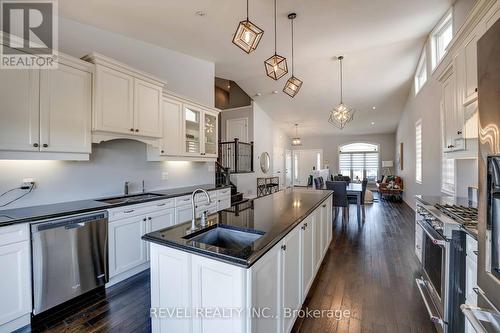 9428 Hendershot Boulevard, Niagara Falls, ON - Indoor Photo Showing Kitchen With Upgraded Kitchen