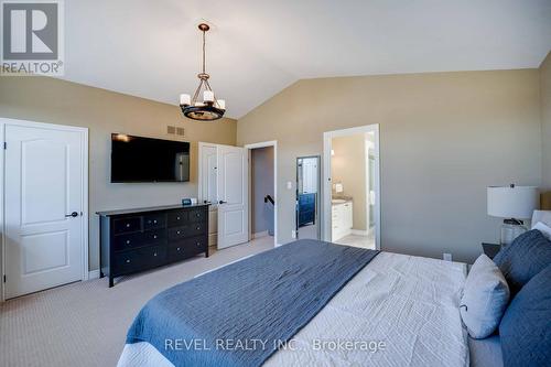 9428 Hendershot Boulevard, Niagara Falls, ON - Indoor Photo Showing Bedroom