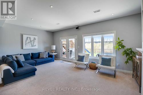 9428 Hendershot Boulevard, Niagara Falls, ON - Indoor Photo Showing Living Room